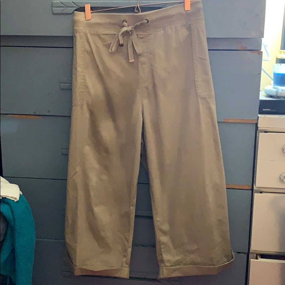 NWT  plus size Khaki pull on cargo capris.